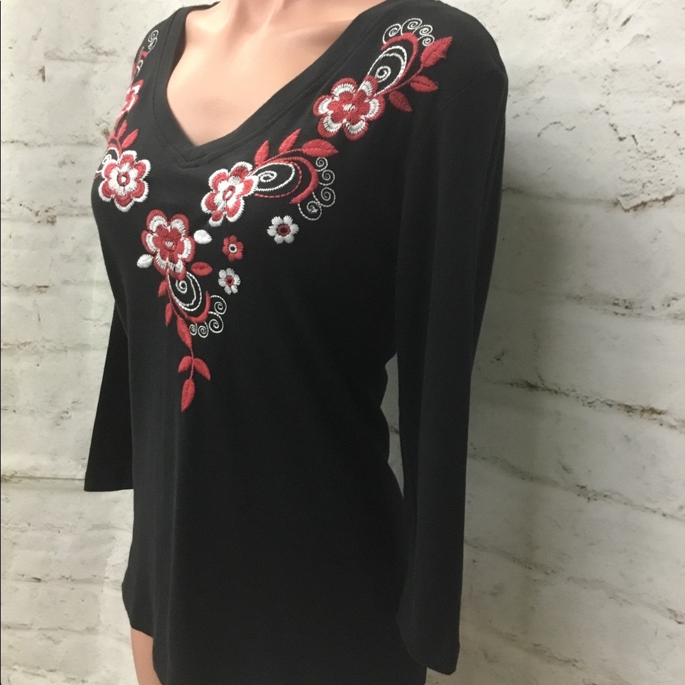 Embroidered blouse. - Picture 4 of 9